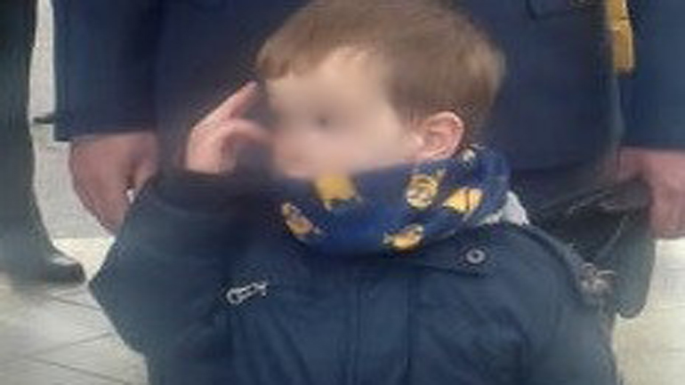 Μπόμπιρας χαιρετάει στρατιωτικά  από την εξέδρα επισήμων